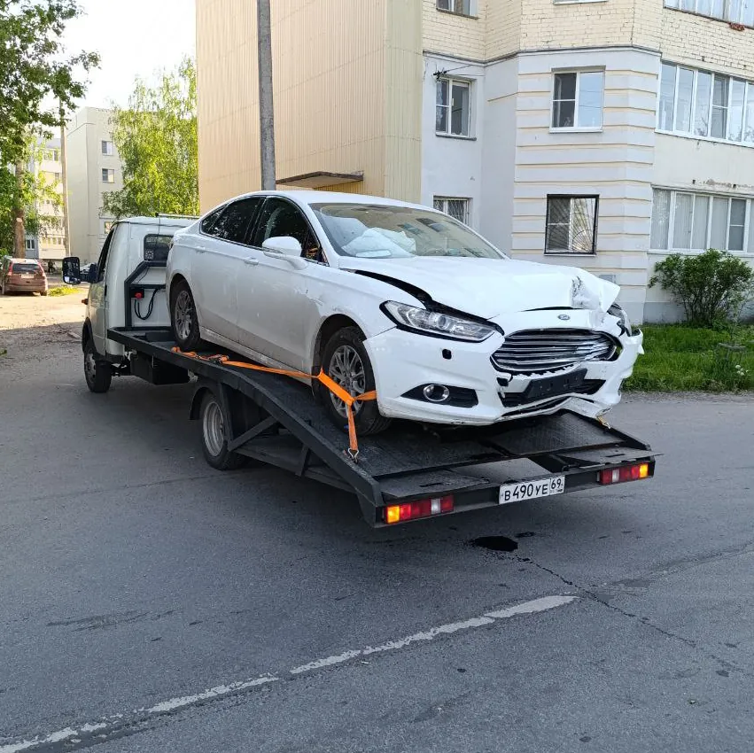 Ford Mondeo с разбитым передом после ДТП на платформе эвакуатора БуксирПро